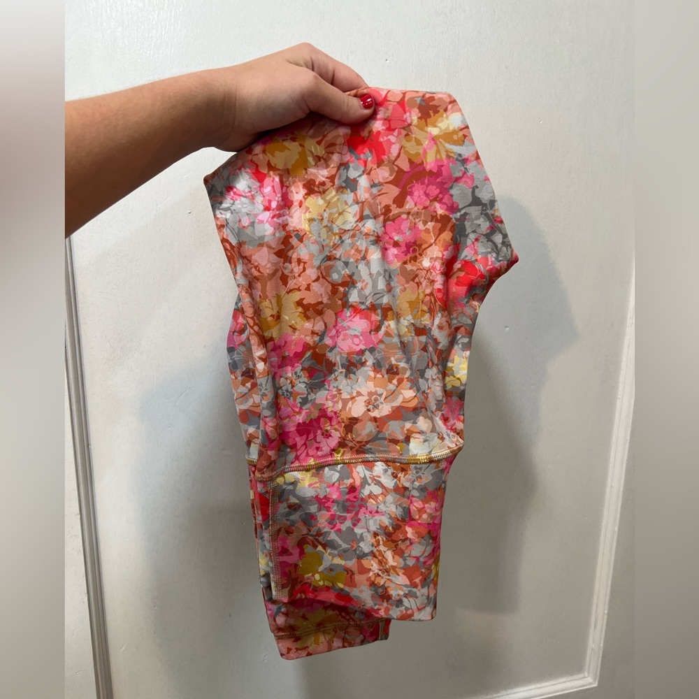 Lululemon high rise floral pattern 28in pant. Size 6